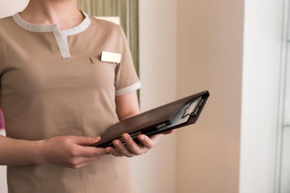 女性カウンセラー